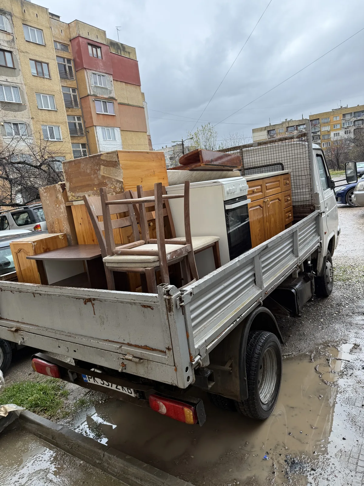 Камион натоварен със стари мебели и уреди за извозване